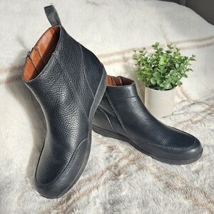 Vionic "Lois" Black Leather Ankle Boots Size 8